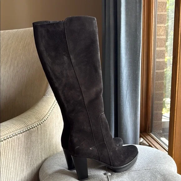 La Canadienne Elegant Black Knee-High Women's Boots - Picture 2 of 10